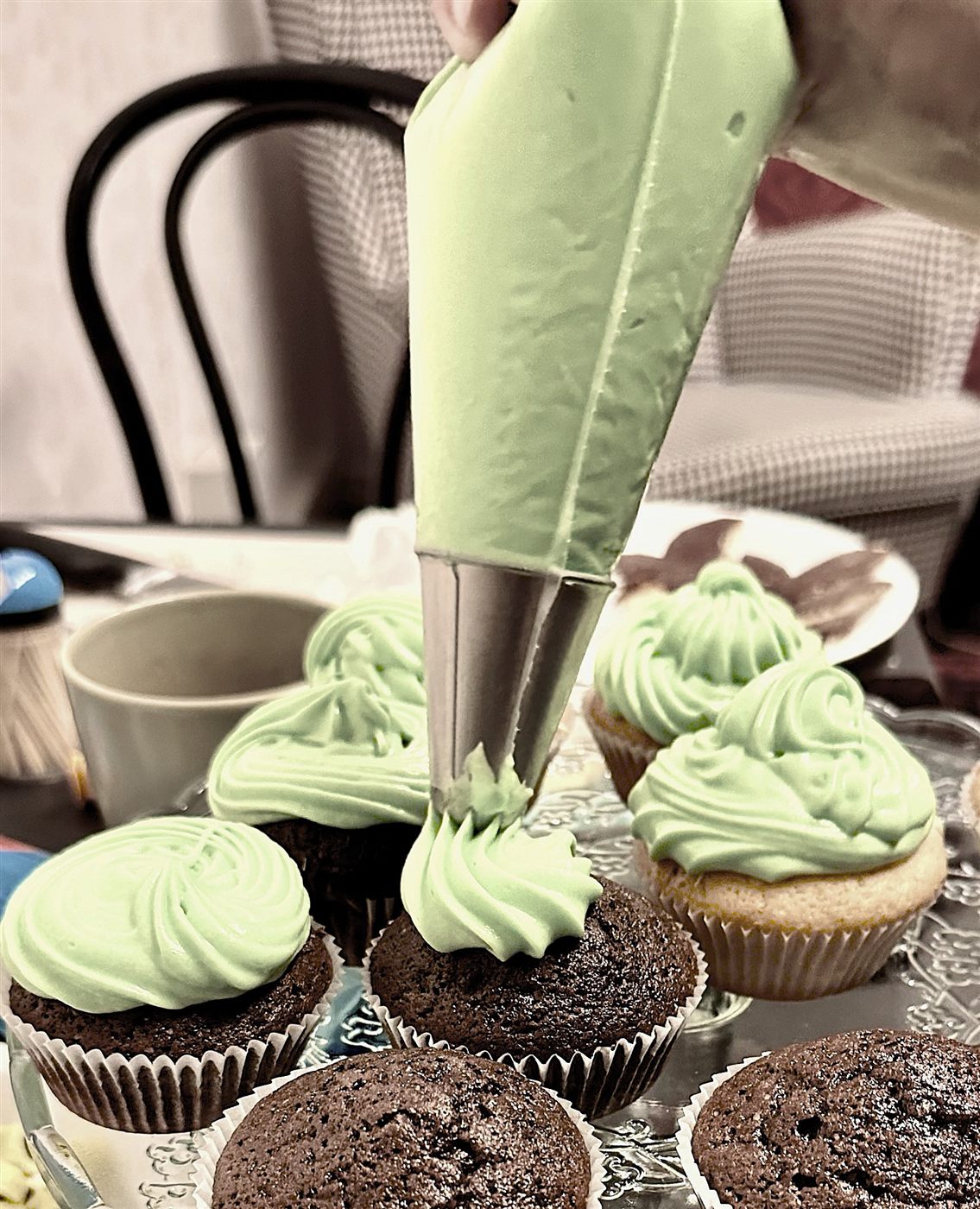 Cupcakes som toppas med grön glasyr.