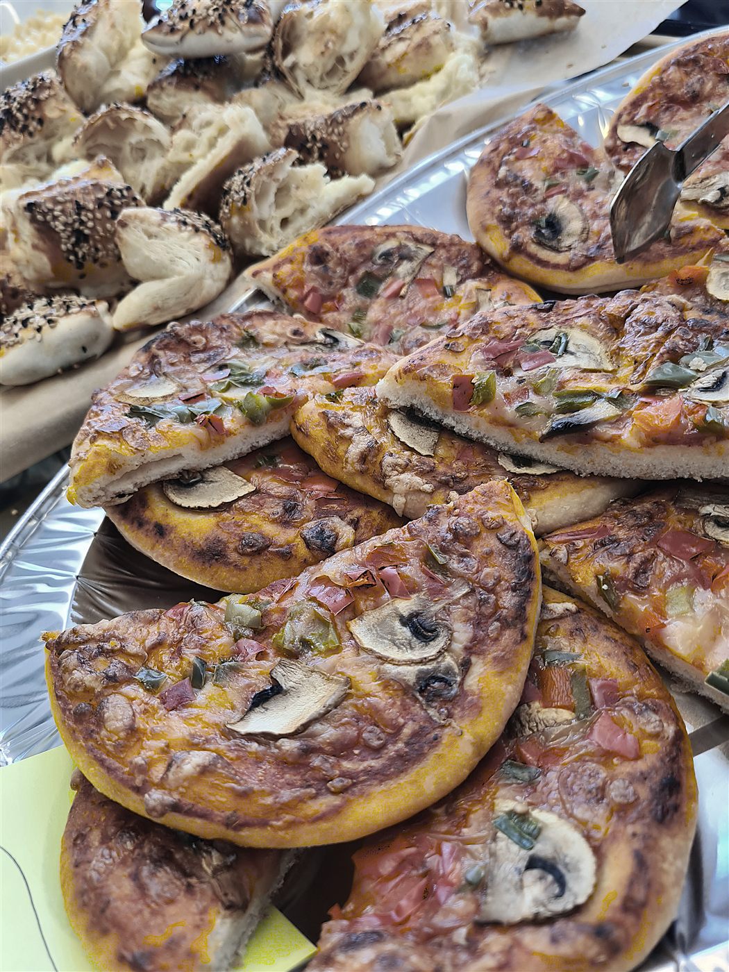 Pizzabitar på ett fat.