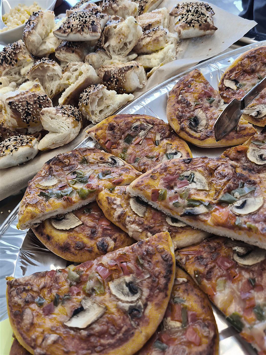 Pizza- och brödbitar på ett fat.